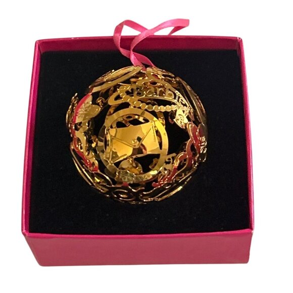 Vtg Barbie F.A.O. Schwarz Gold Finish Christmas Ornament 2" Diameter Made In USA - Picture 4 of 7